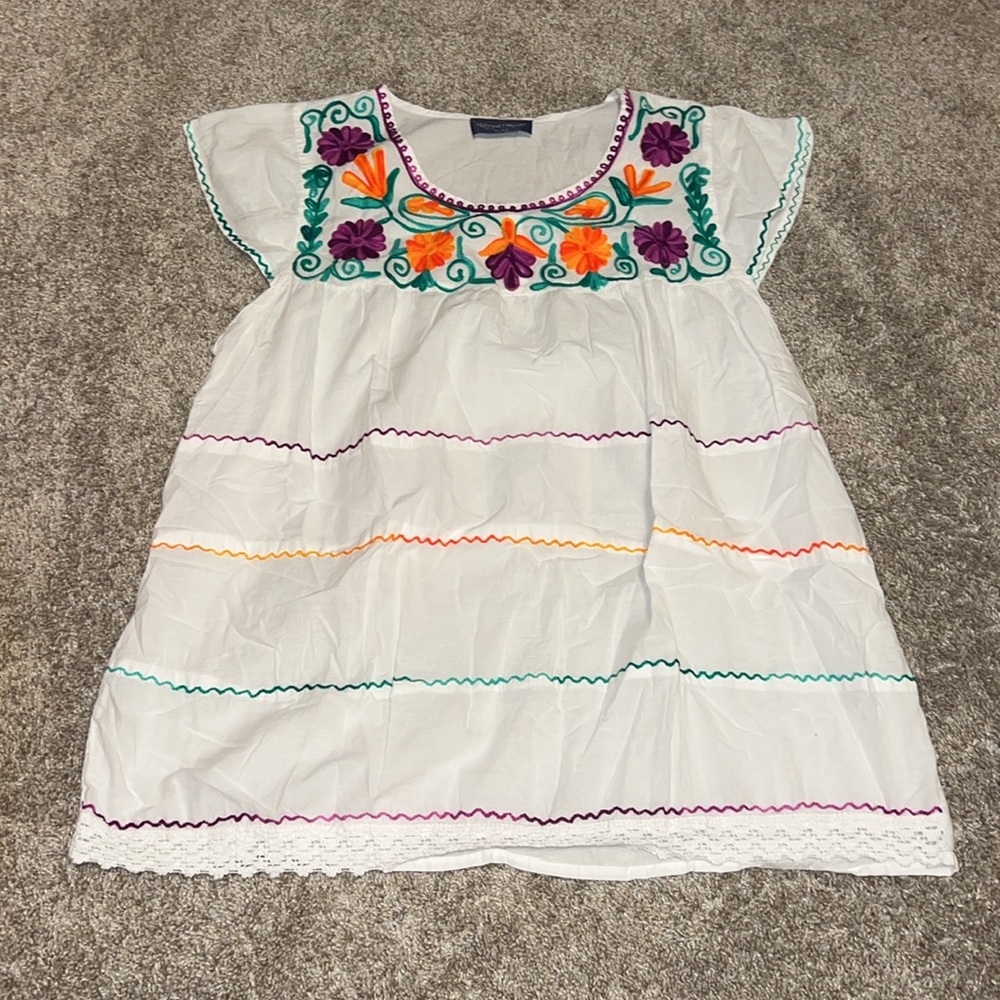 MODA ROYAL EMBROIDERED BLOUSE WITH TEIRS SIZE M-L?